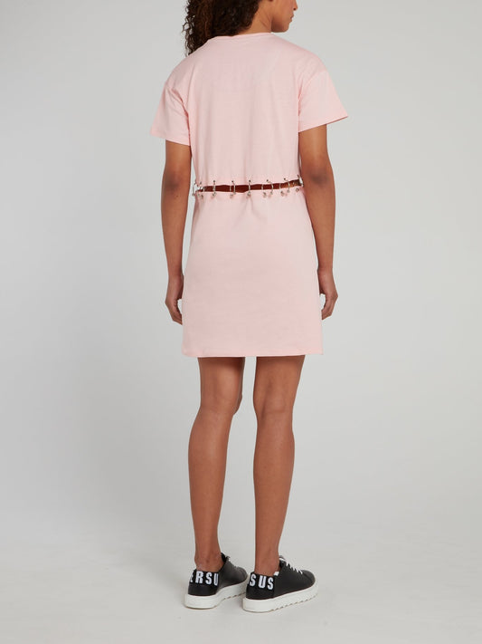 Розовое платье-футболка с принтом и люверсами