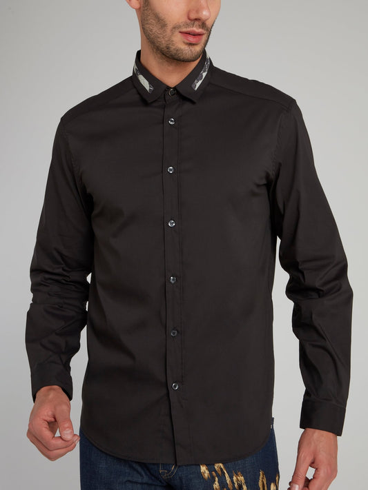 Черная рубашка с длинными рукавами и полосатым воротником