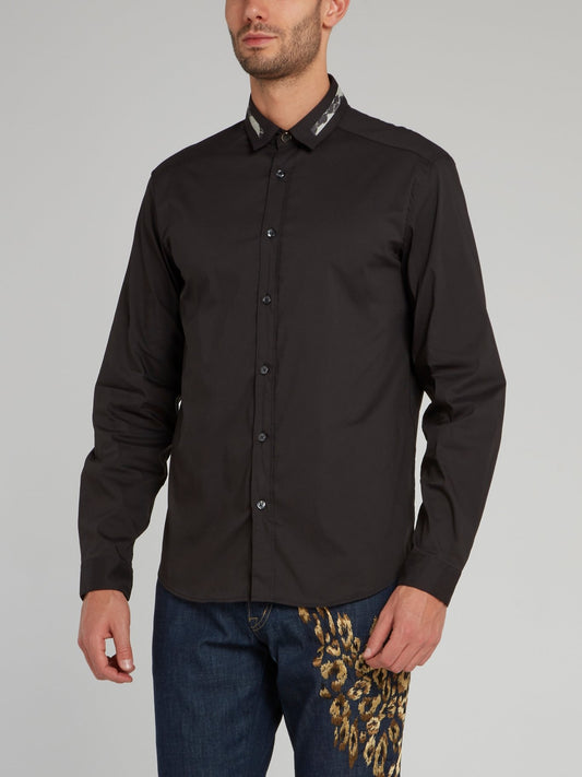 Черная рубашка с длинными рукавами и полосатым воротником