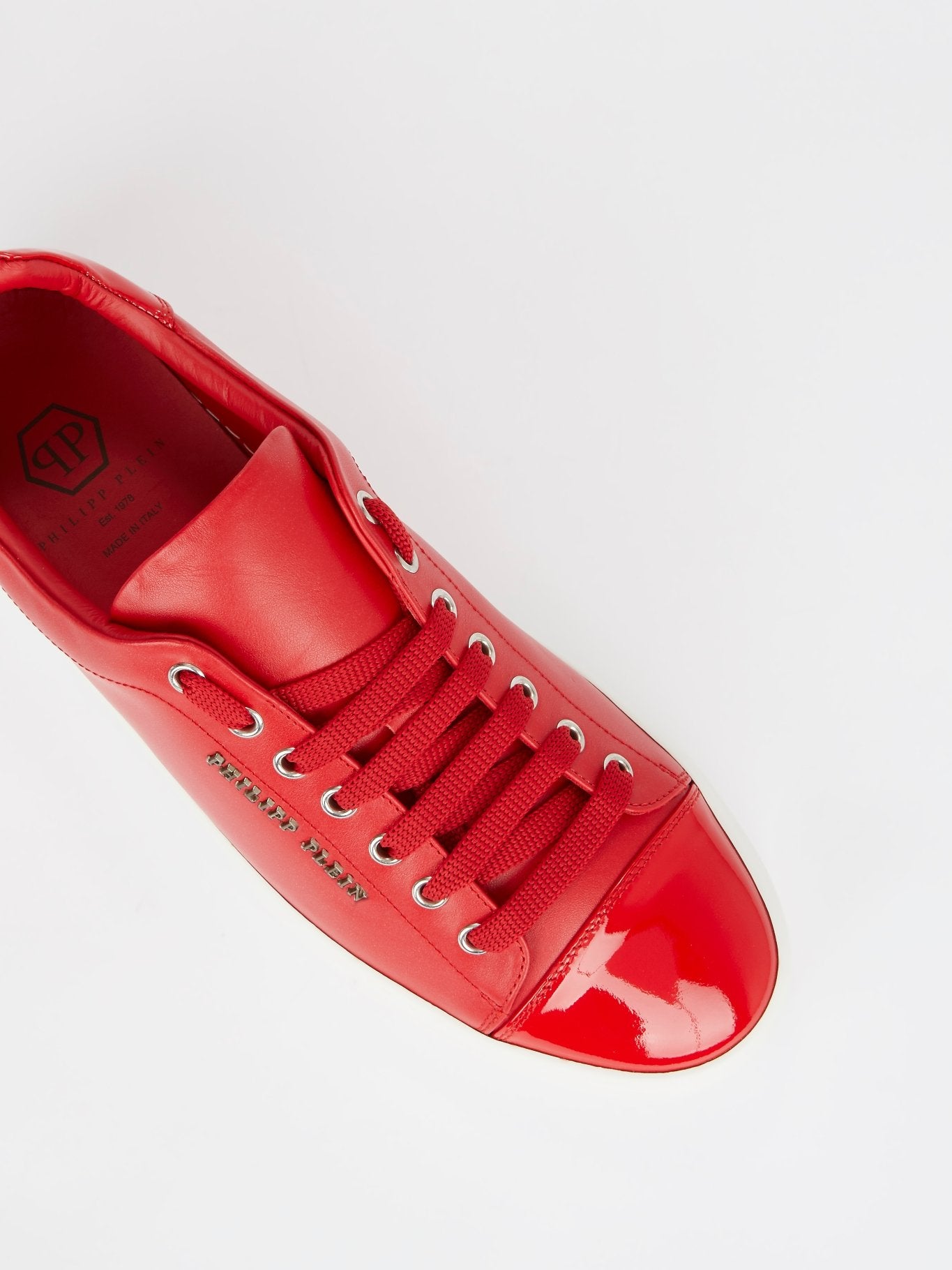 Красные кожаные кроссовки с лакированной вставкой на мыске и заднике
