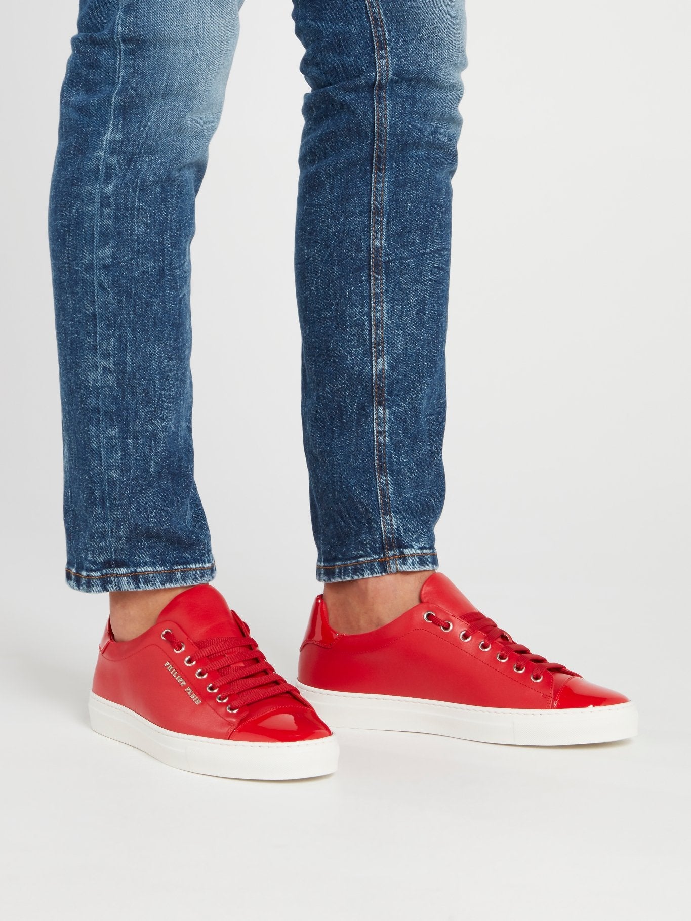 Красные кожаные кроссовки с лакированной вставкой на мыске и заднике