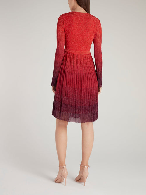 Красное блестящее платье с плиссировкой