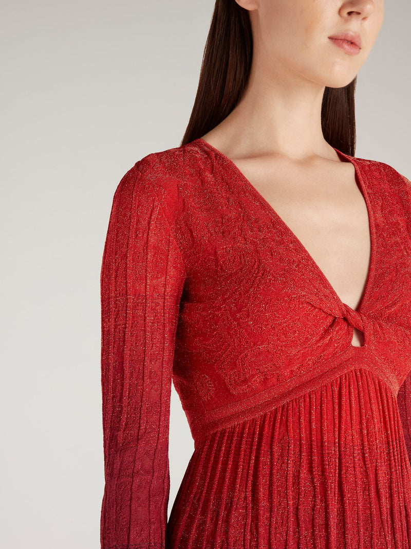 Красное блестящее платье с плиссировкой