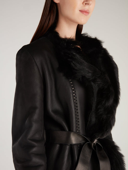 Черное кожаное пальто с меховой отделкой