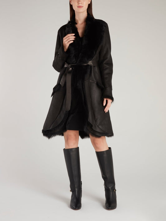 Черное кожаное пальто с меховой отделкой