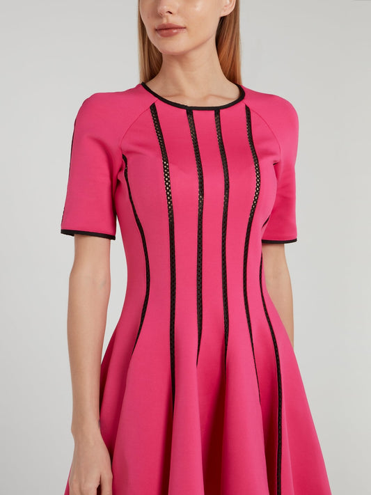 Розовое платье-мини с перфорированной вставкой и рукавами до локтя