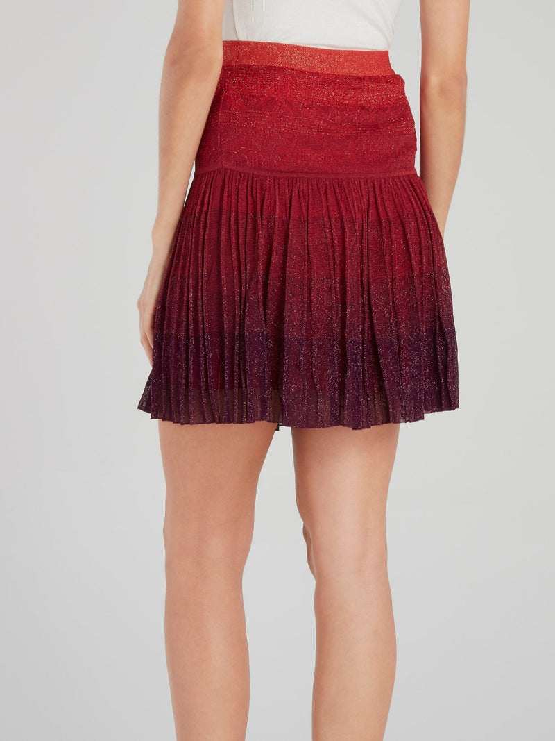 Красная блестящая плиссированная юбка