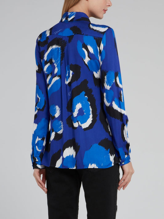 Синяя блузка с длинными рукавами и леопардовым принтом