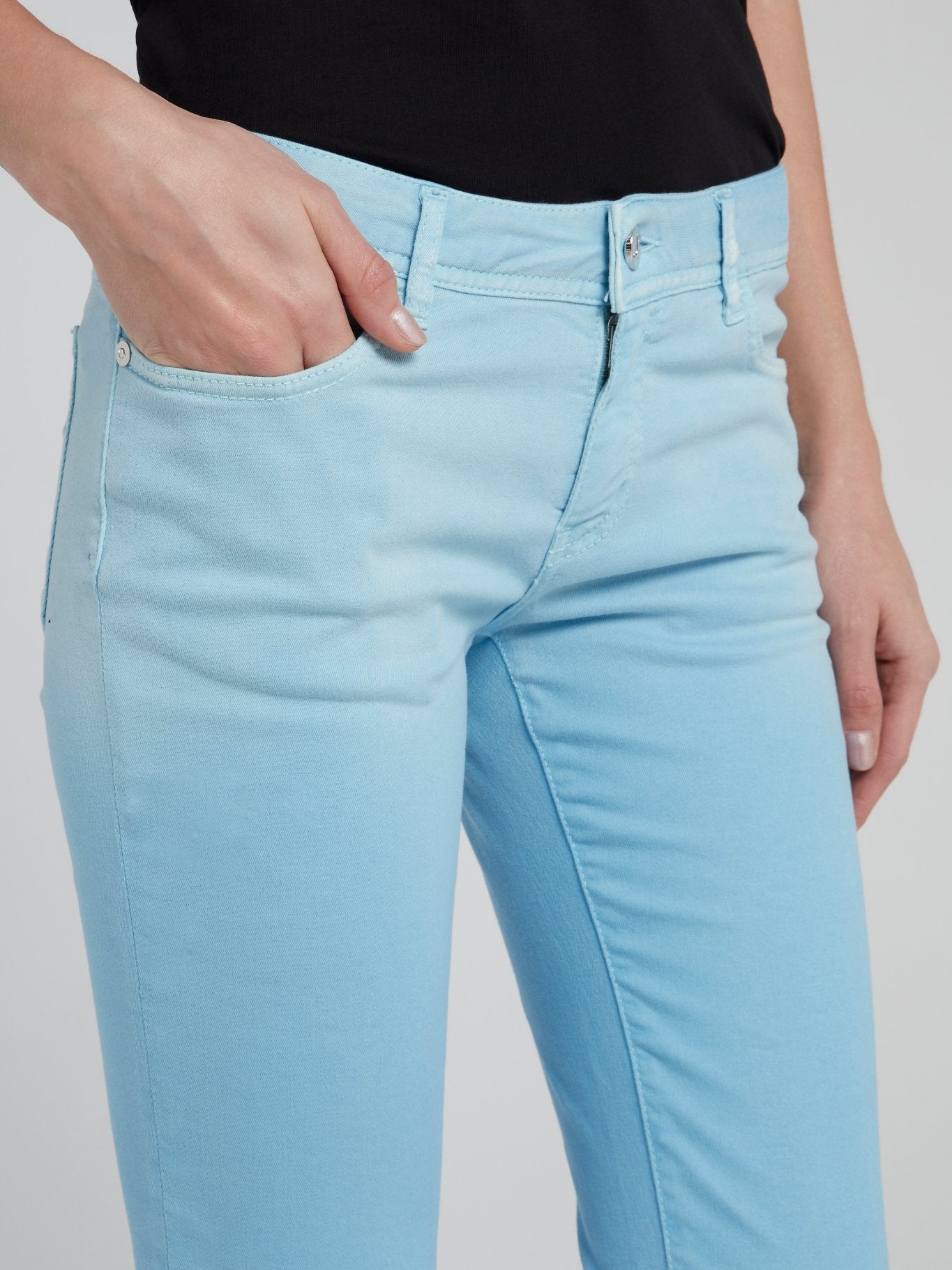 Голубые джинсы скинни с отделкой на карманах