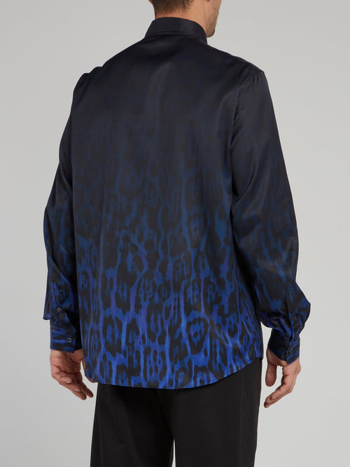Синяя рубашка с длинными рукавами и леопардовым принтом