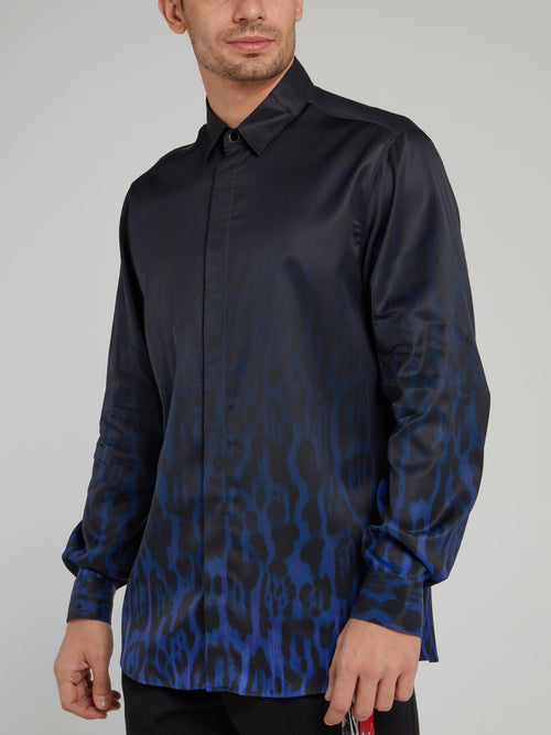 Синяя рубашка с длинными рукавами и леопардовым принтом