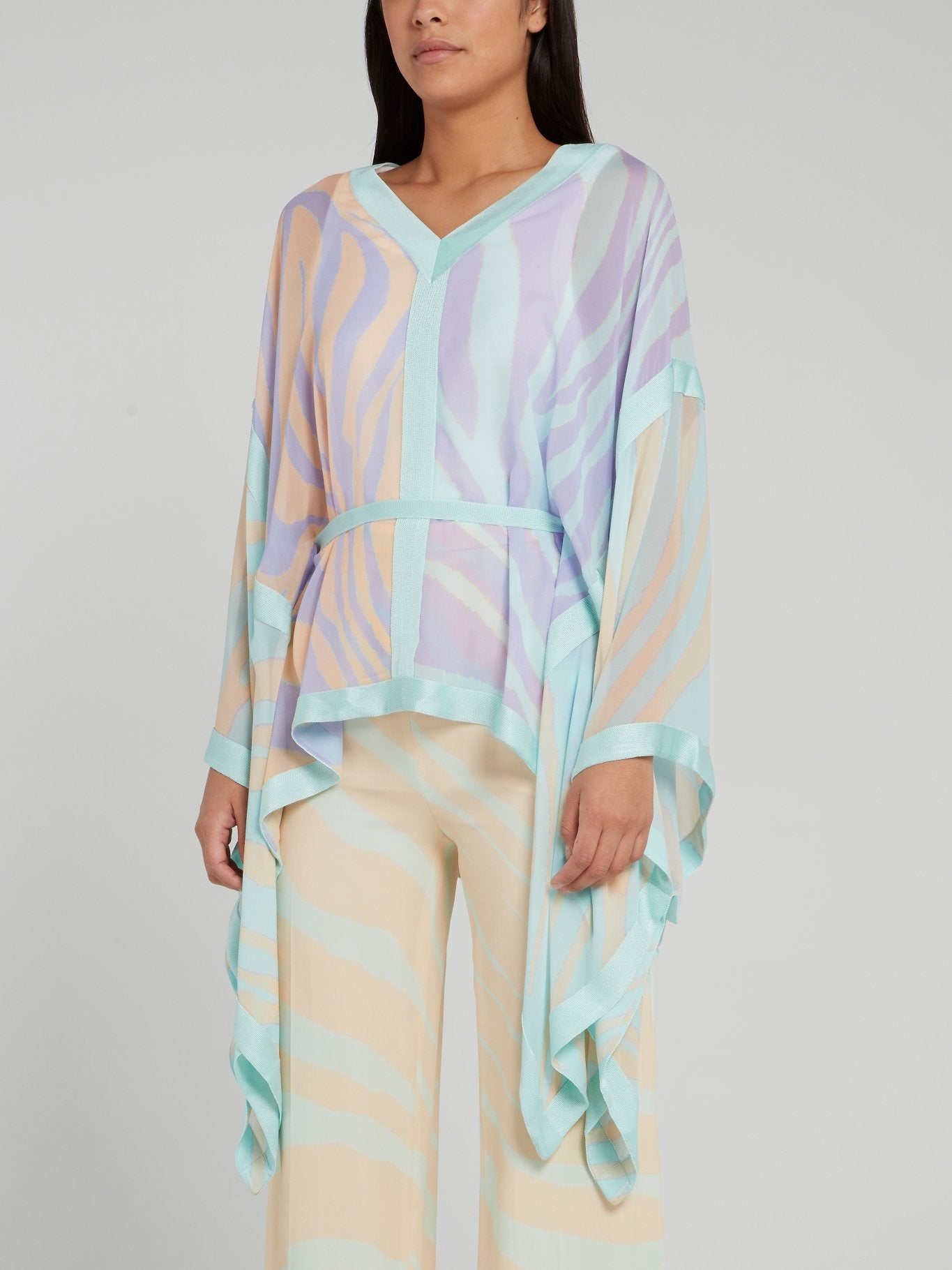 Разноцветная шелковая блузка с рукавами бабочка