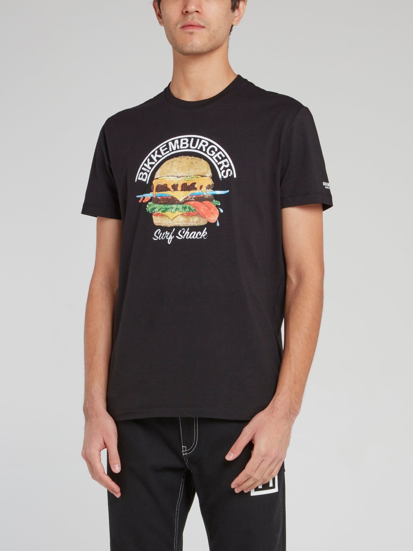 Черная футболка с изображением еды