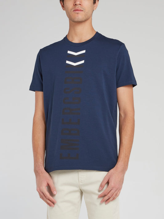 Темно-синяя футболка с вертикальным логотипом
