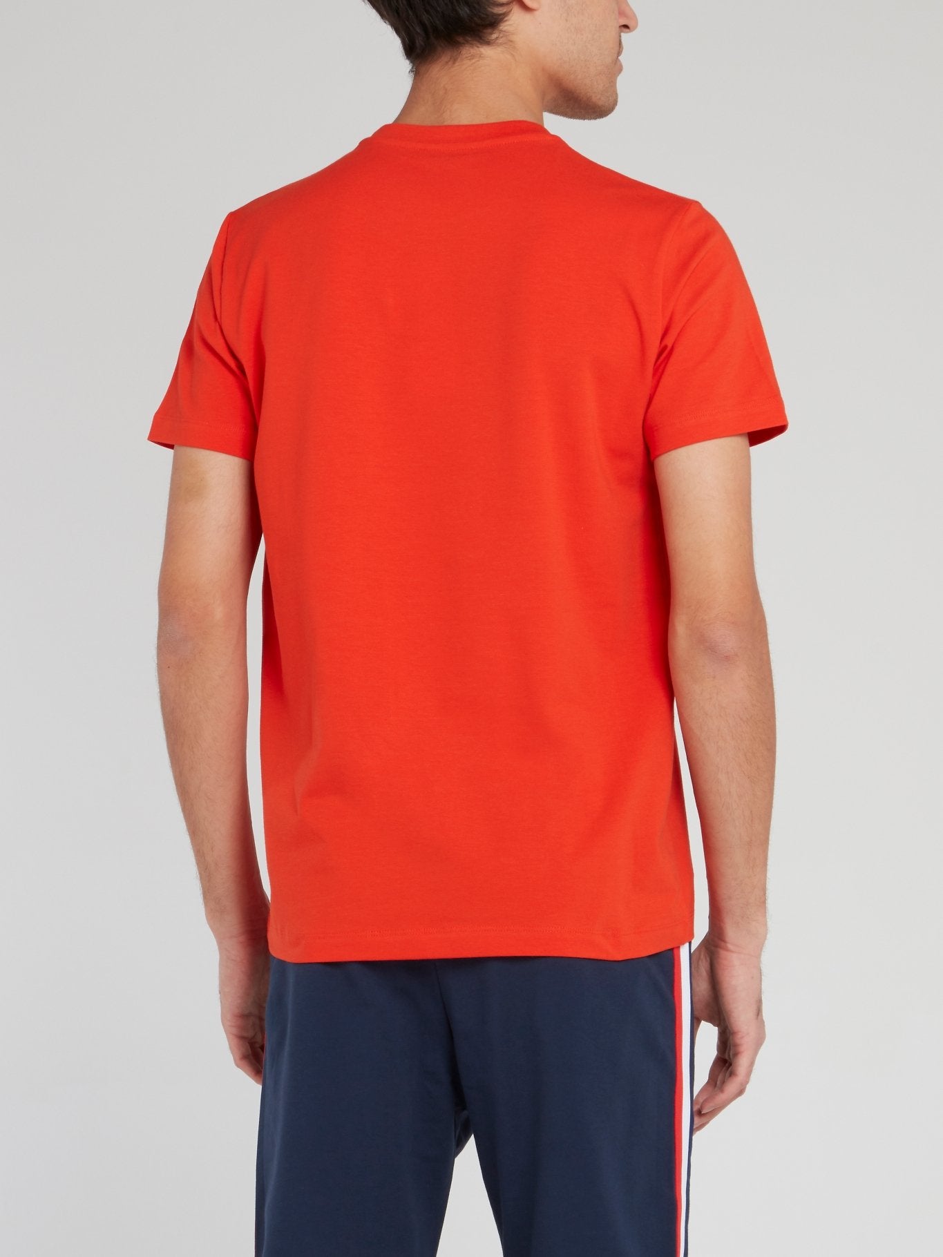 Оранжевая футболка с круглым вырезом и логотипом
