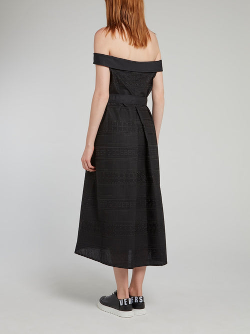 Черное платье-миди с открытыми плечами и поясом