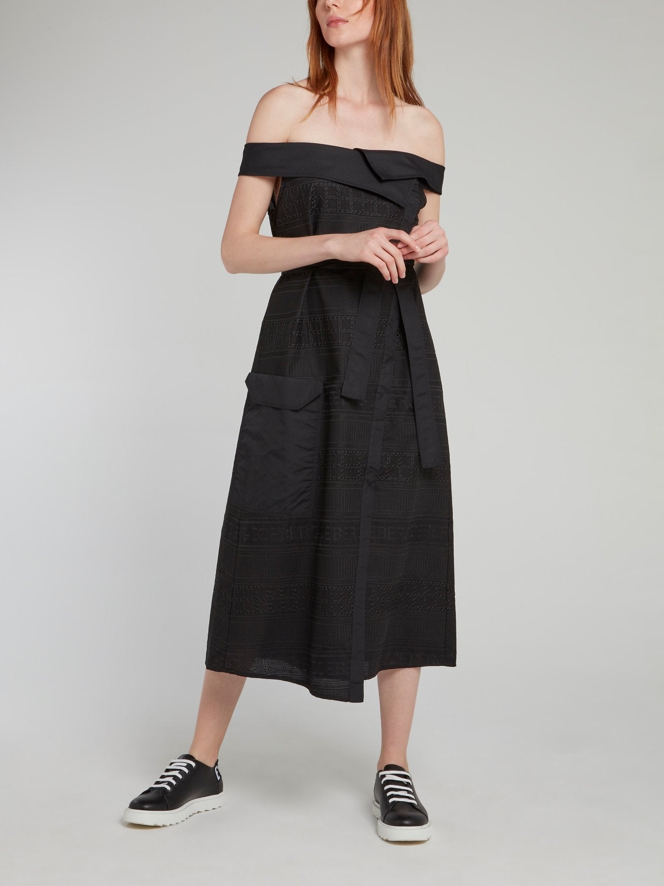 Черное платье-миди с открытыми плечами и поясом