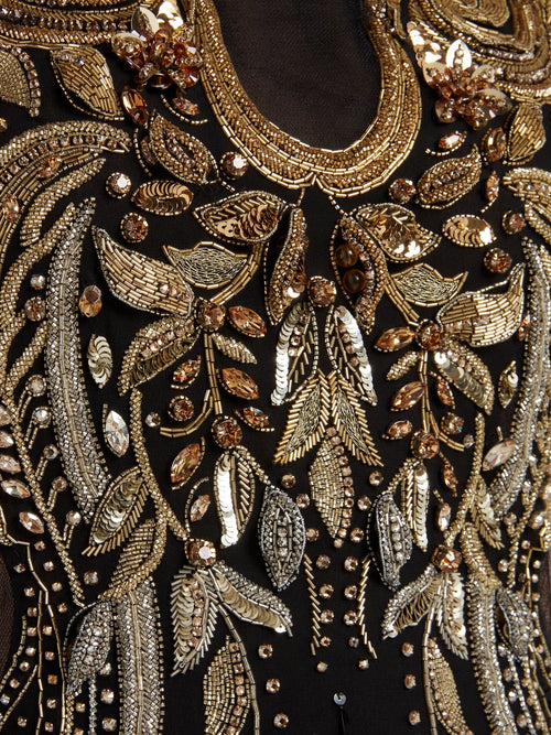 Платье-макси с отделкой в стиле барокко и перьями