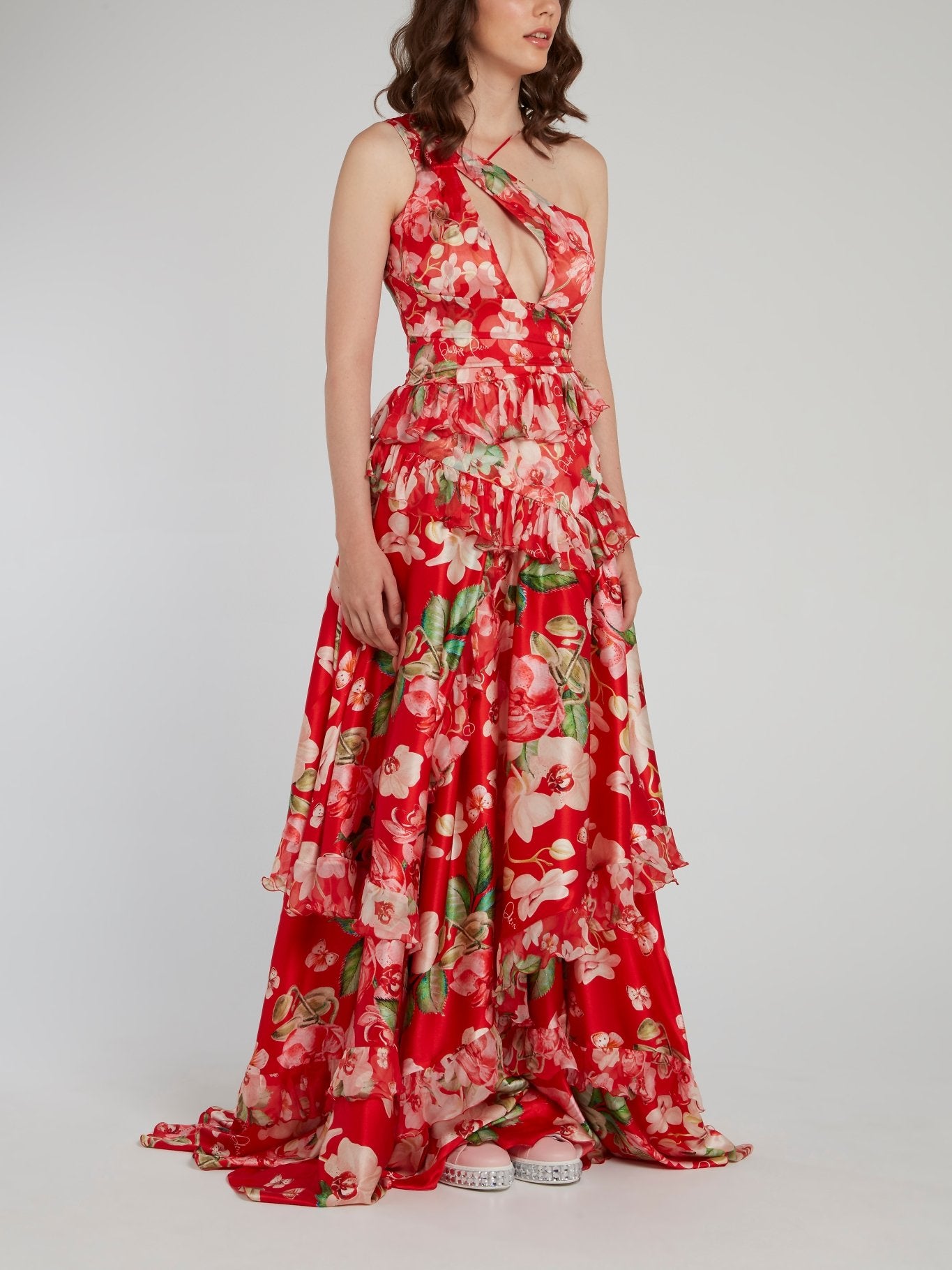 Красное многоярусное платье-макси с оборками и цветочным принтом