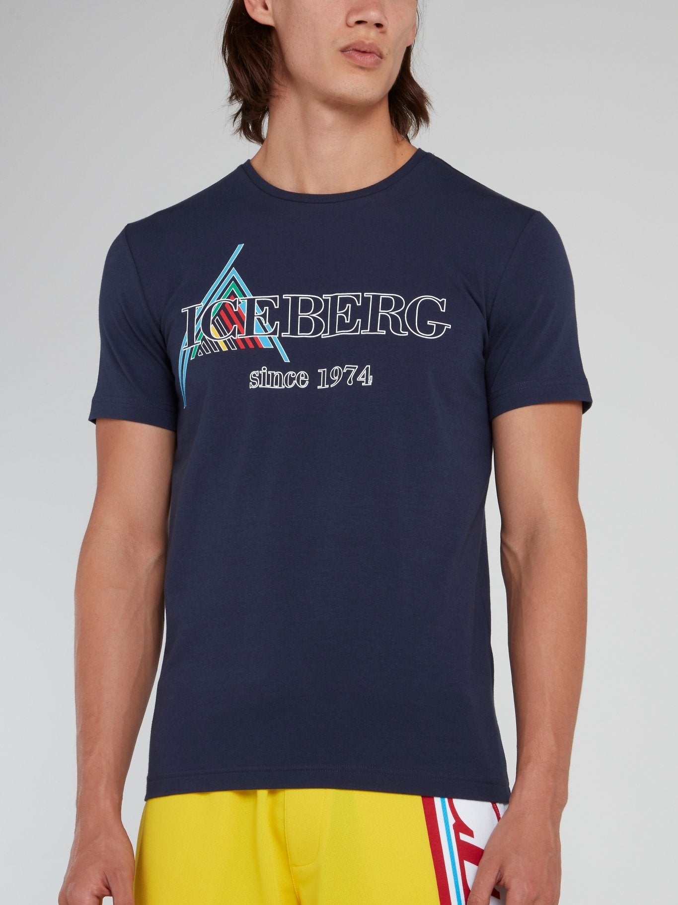 Темно-синяя футболка с круглым вырезом и логотипом