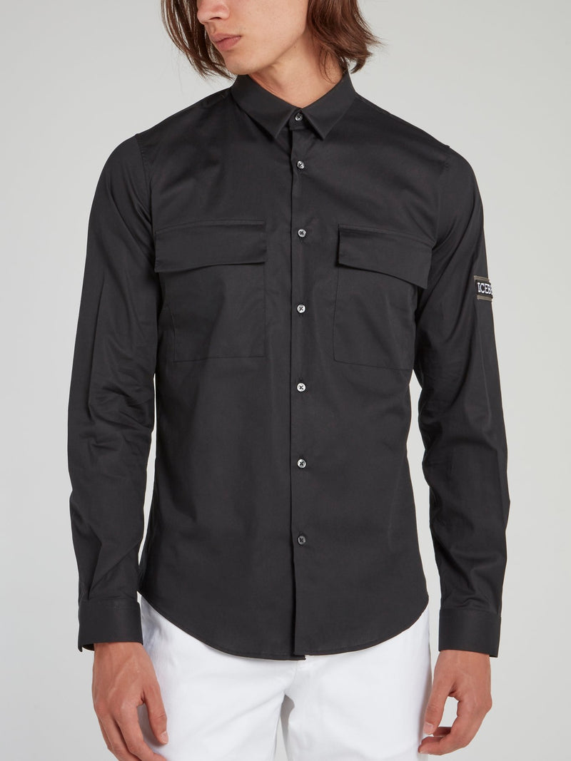 Черная рубашка с длинными рукавами и логотипом на спине