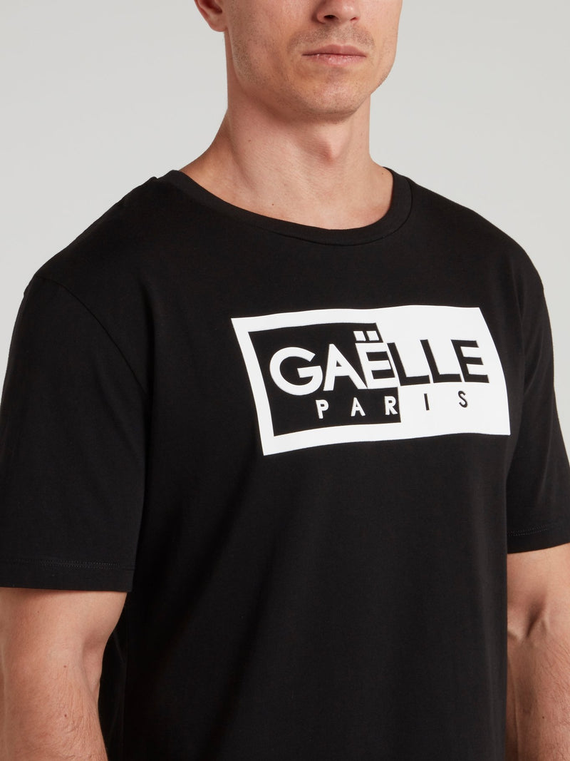 Черная футболка с круглым вырезом и логотипом