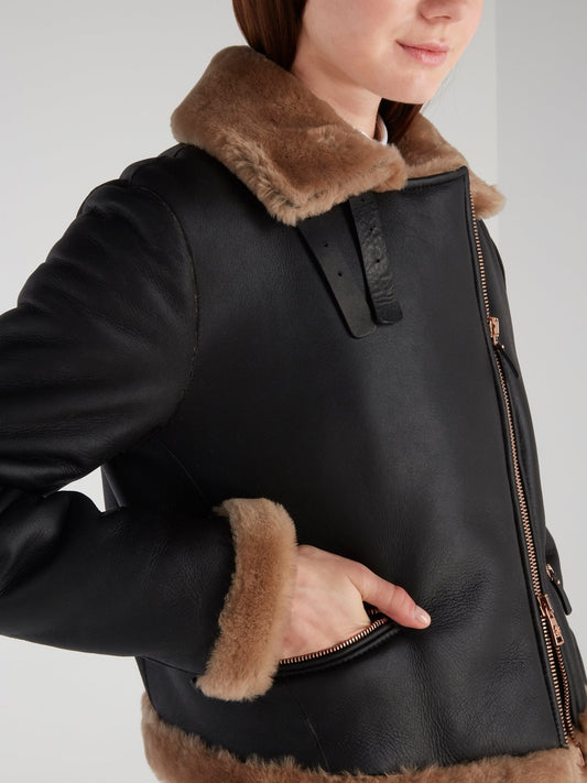 Черная кожаная куртка с меховой окантовкой