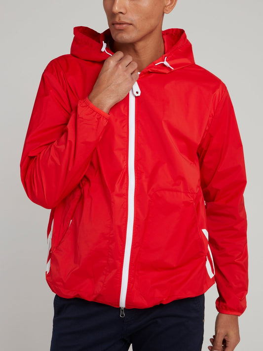 Красная куртка с капюшоном и логотипом