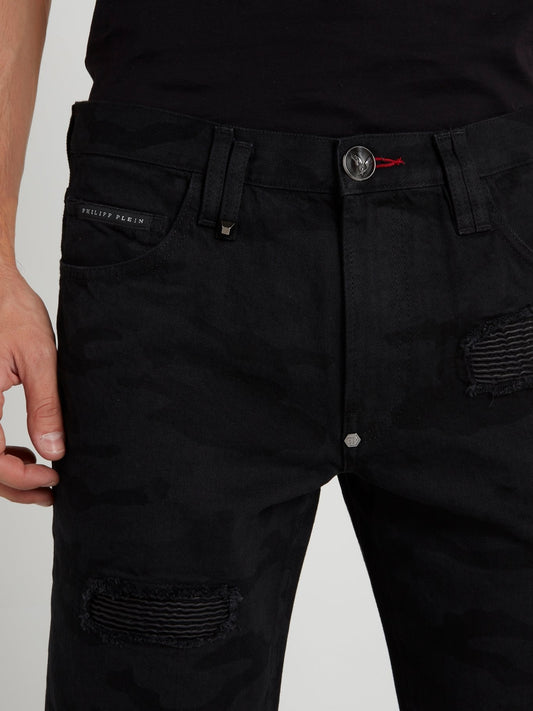 Черные джинсовые шорты с камуфляжным принтом и заплатками