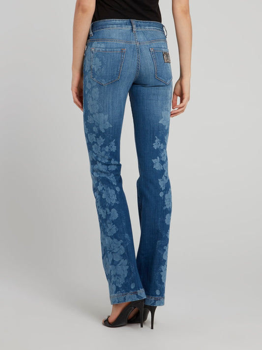 Синие джинсы с легким клешем и цветочным принтом