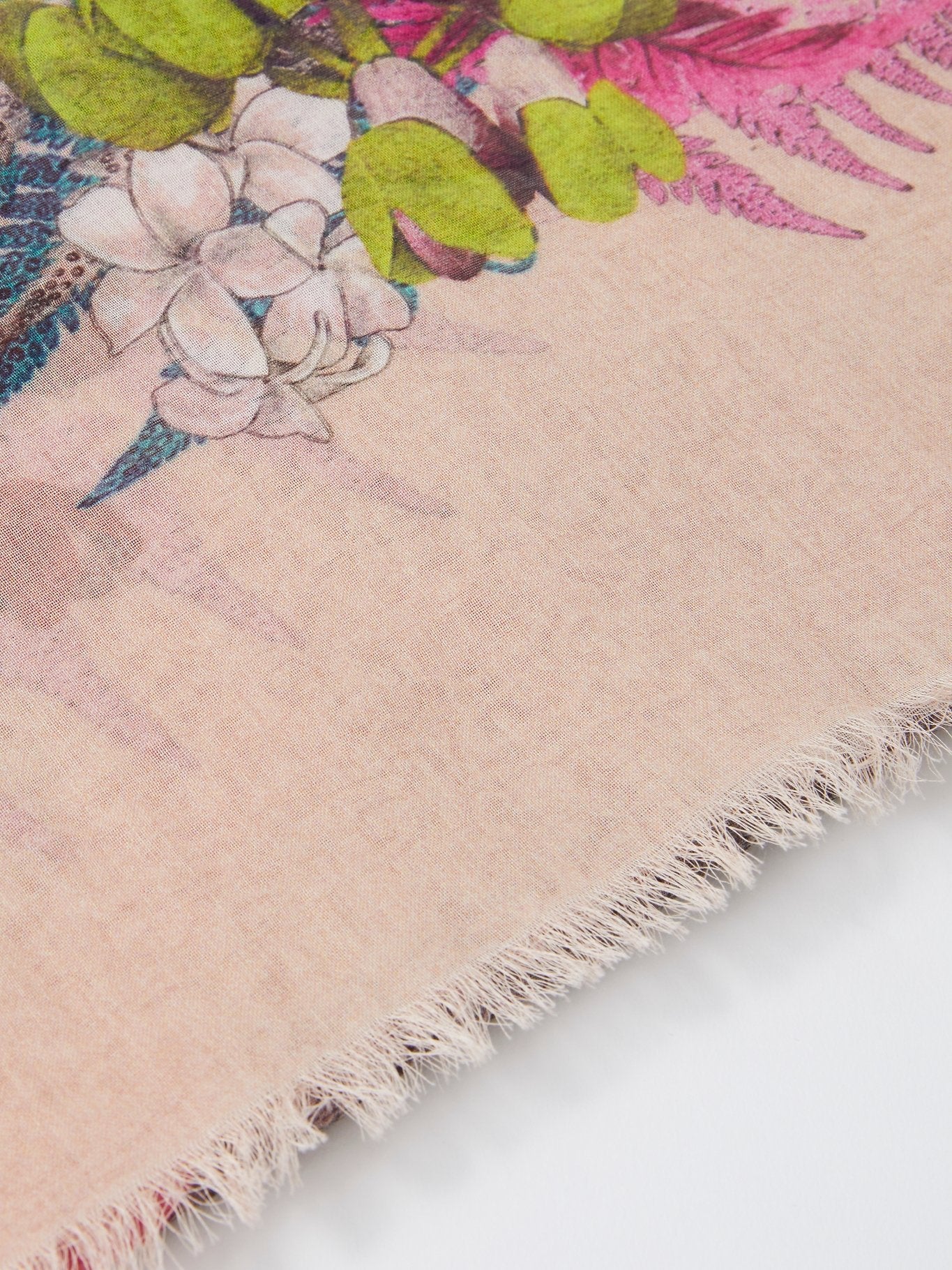 Бежевый платок с цветочным рисунком и бахромой