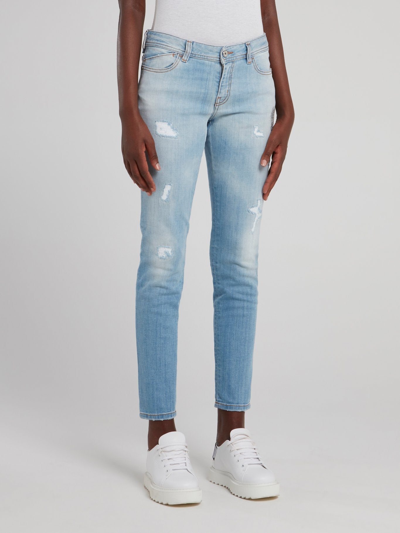 Синие джинсы с рваной отделкой и эффектом кислотной стирки