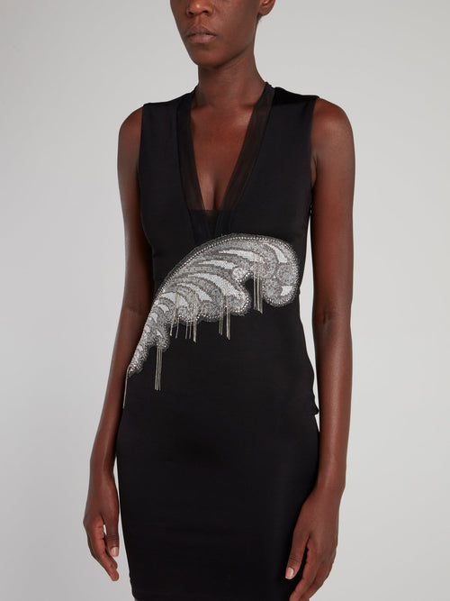 Черное платье с глубоким вырезом и рисунком в виде пера