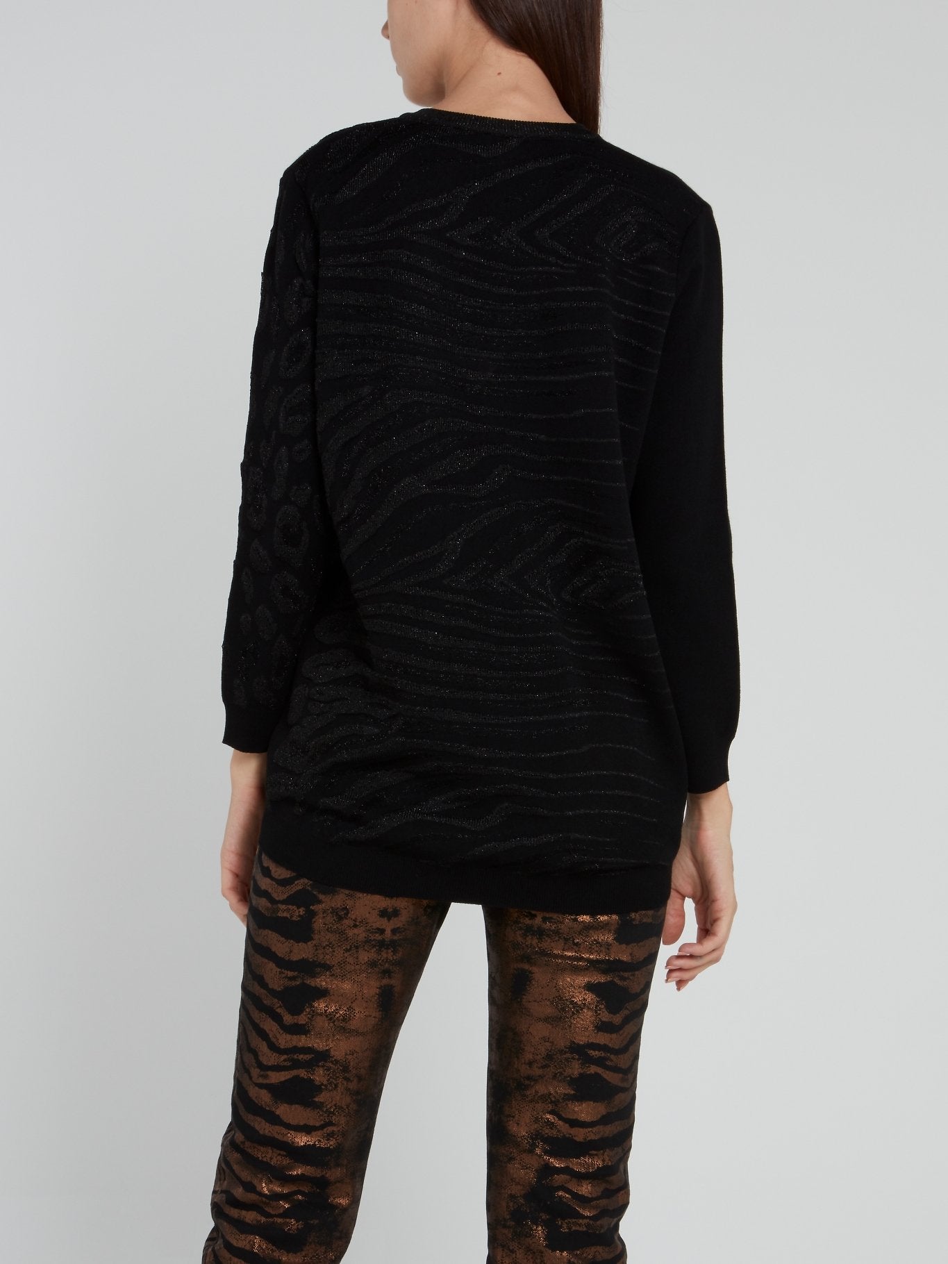 Черный блестящий пуловер с V-образным вырезом и анималистическим принтом