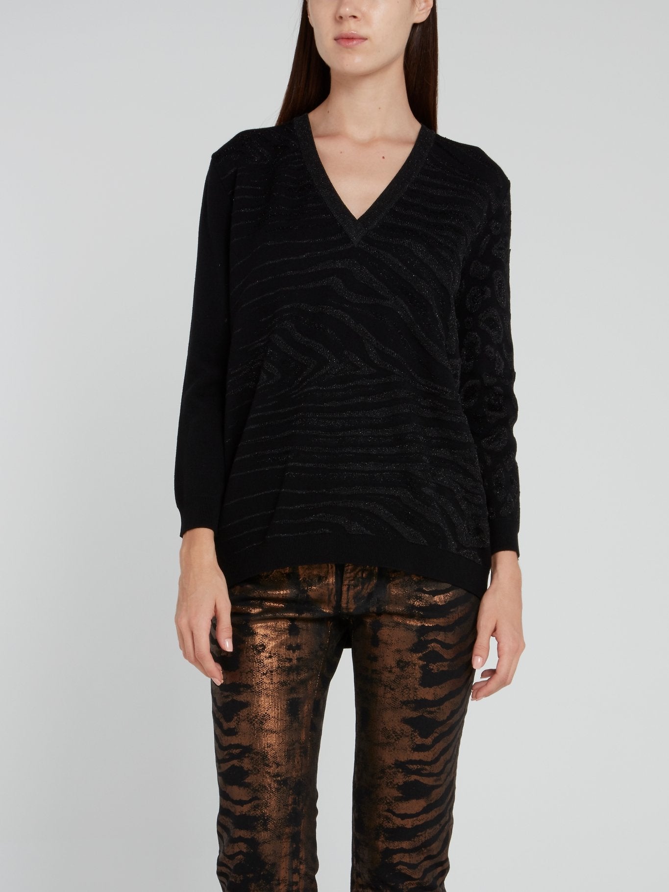 Черный блестящий пуловер с V-образным вырезом и анималистическим принтом
