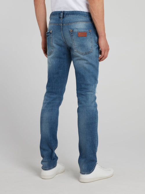 Синие джинсы с рваной отделкой