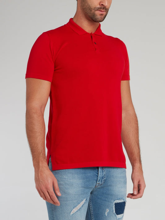 Красная рубашка поло с логотипом на спине