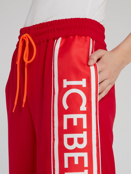 Красные шорты с логотипом на лампасах