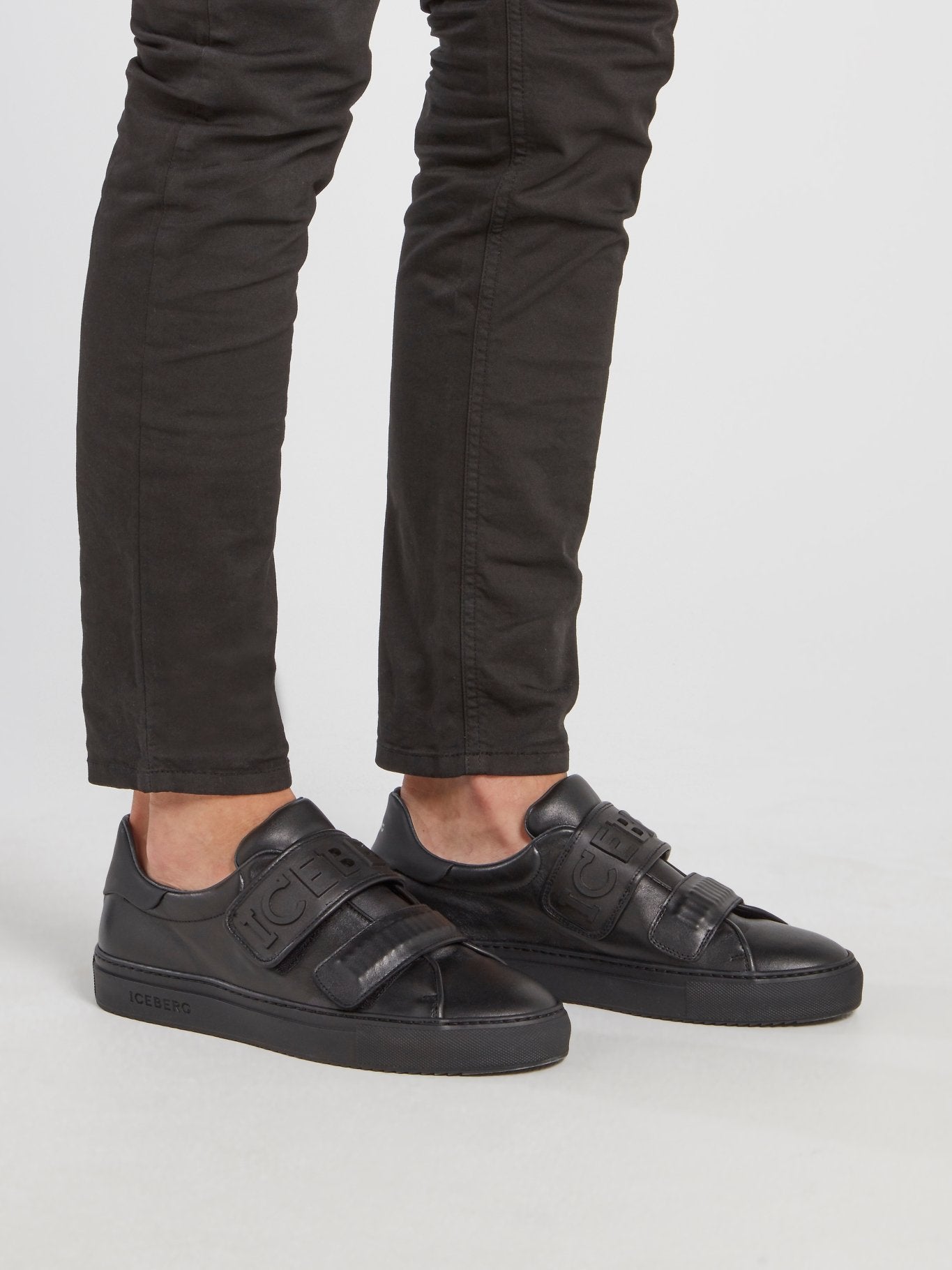 Черные кожаные кроссовки с логотипом на ремешках