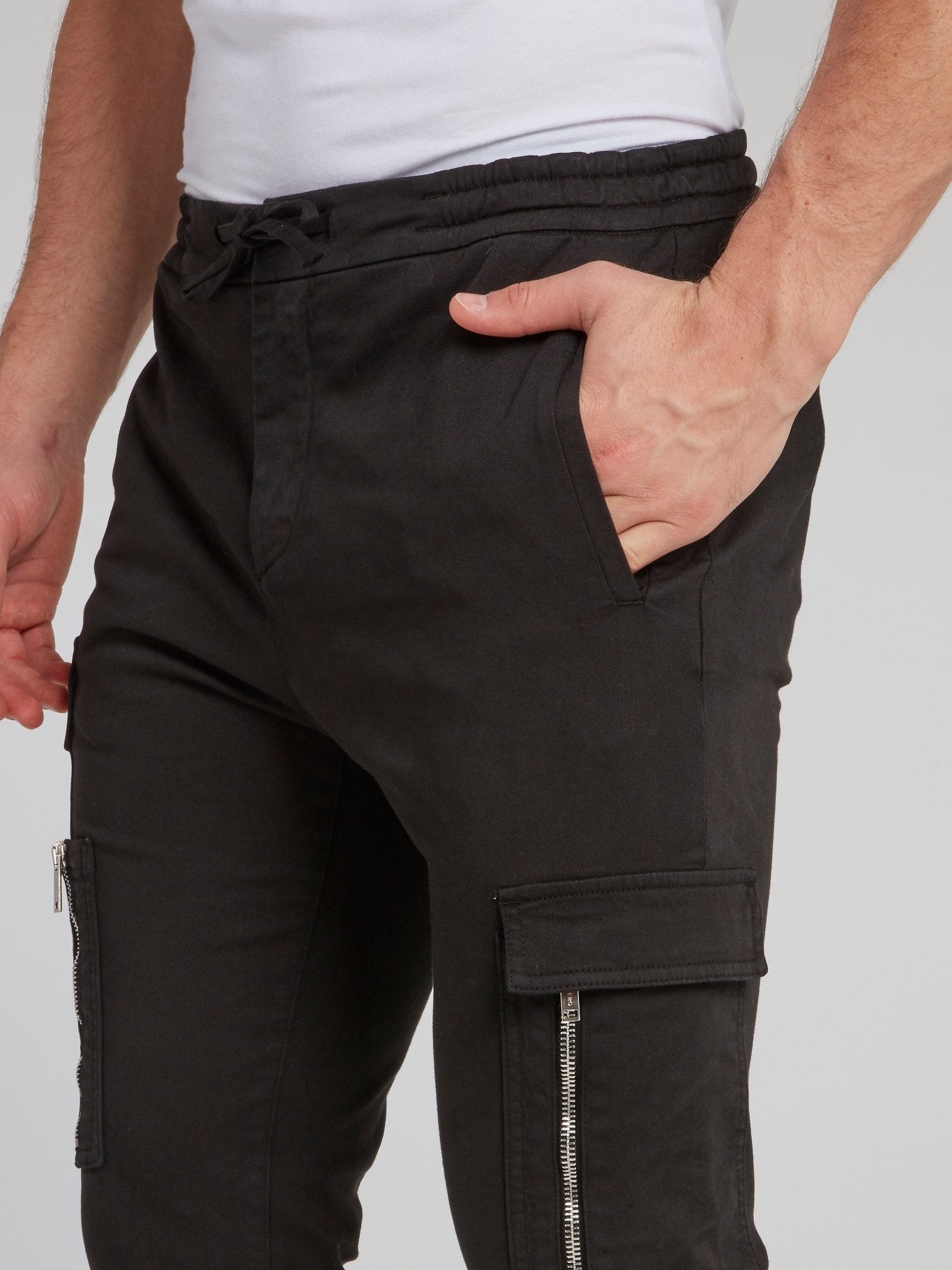 Черные укороченные зауженные брюки карго
