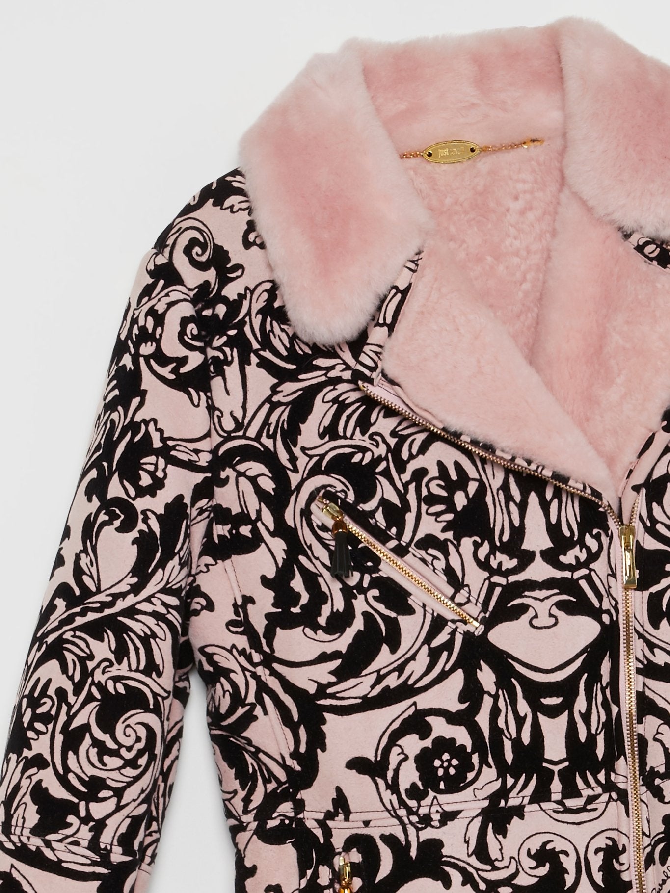 Розовый пиджак с меховыми вставками и викторианскими узорами
