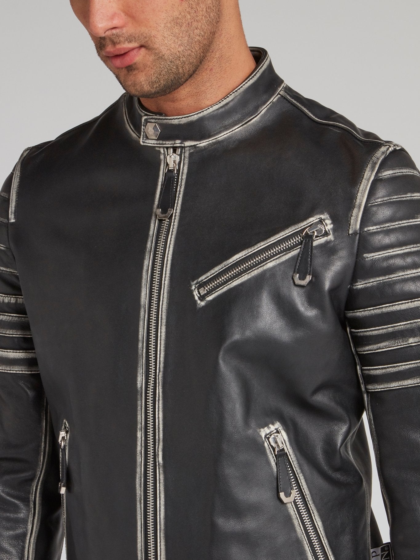 Черная кожаная куртка с эффектом металлик
