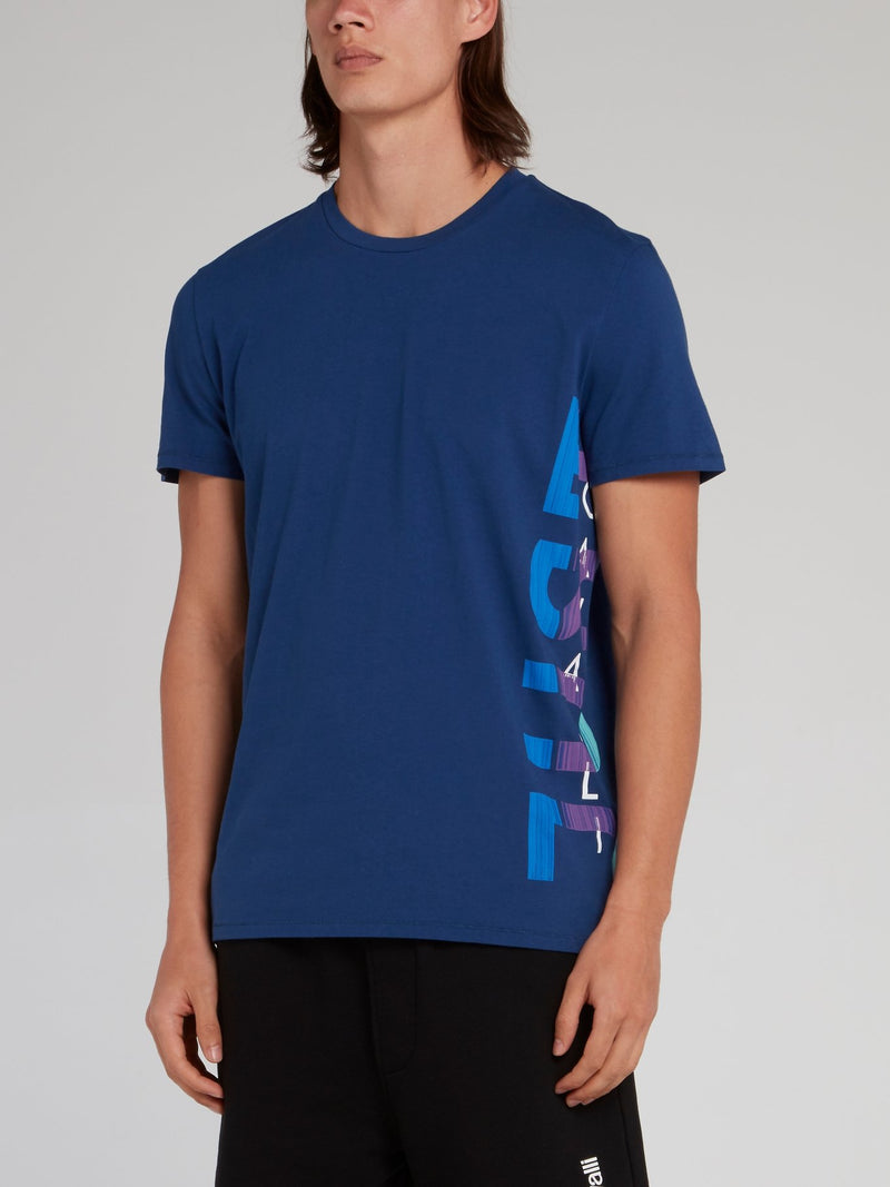 Синяя футболка с логотипом сбоку