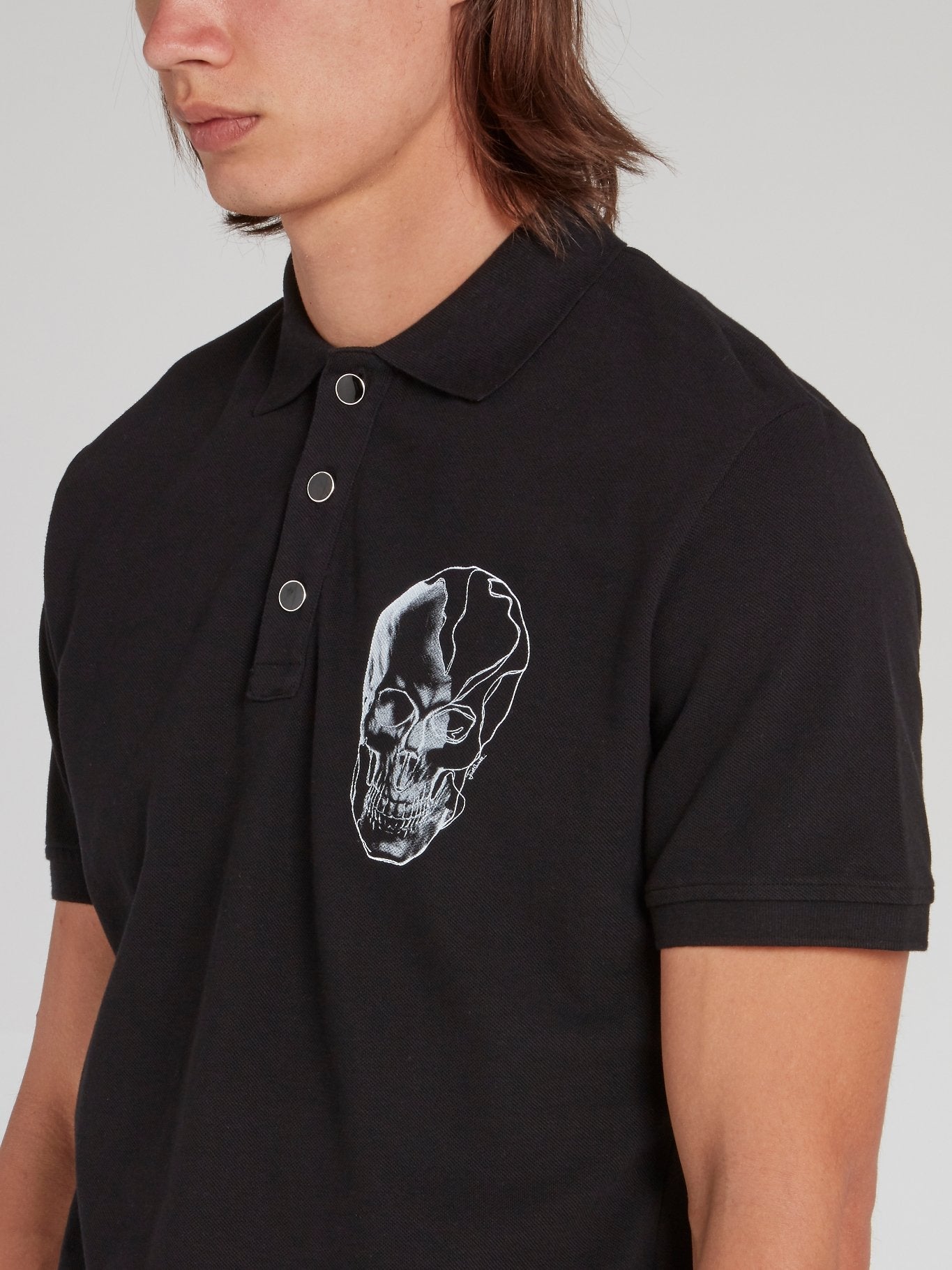 Черная рубашка поло с изображением черепа