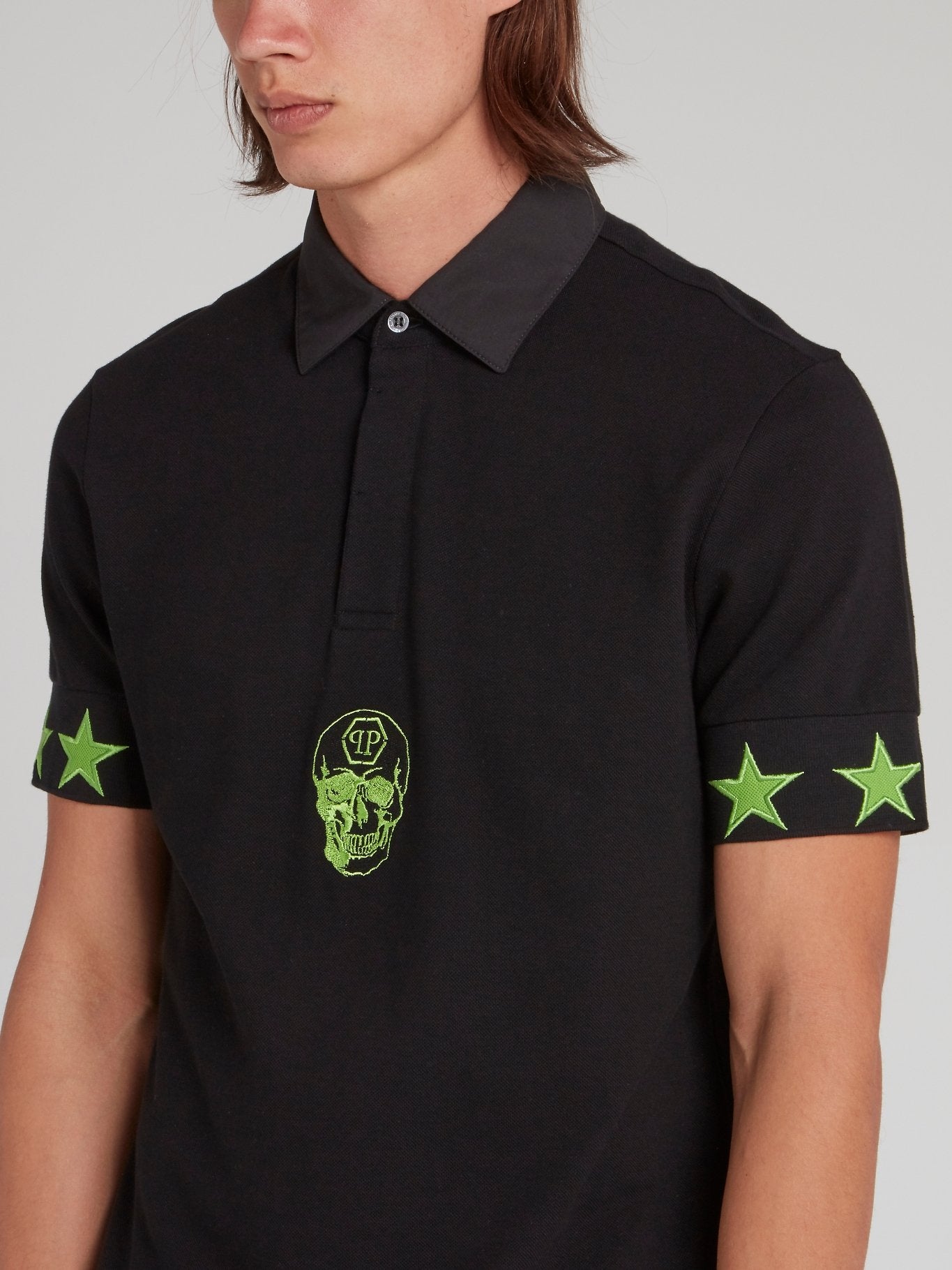 Черная рубашка поло с зелеными звездами и черепом