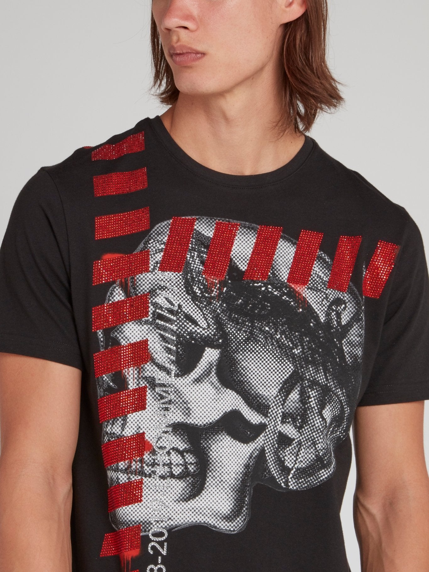 Черная футболка с изображением черепа и красными стразами
