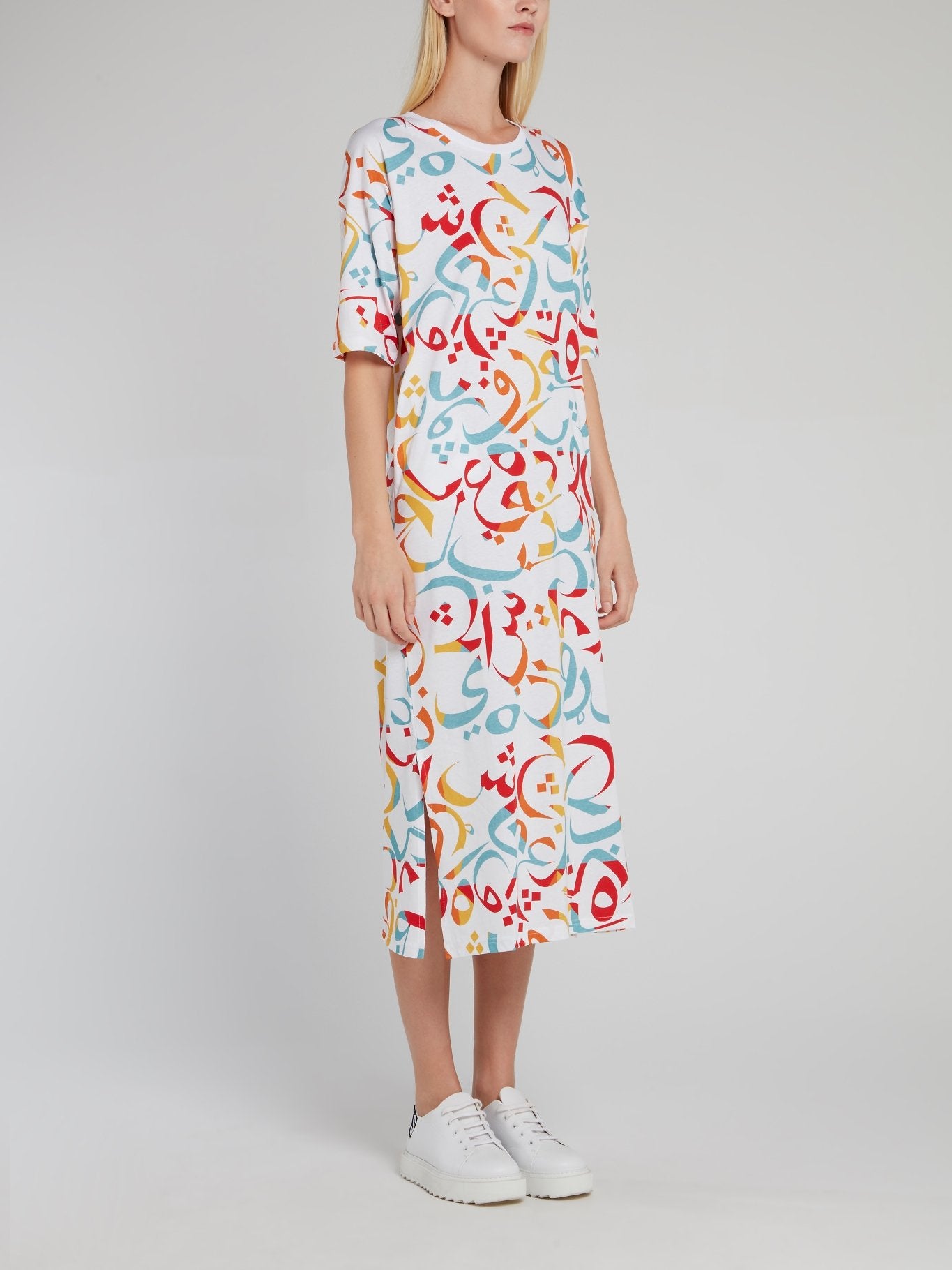 Разноцветное платье-миди с принтом "каллиграфия"