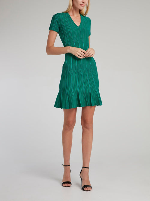 Зеленое платье с V-образным вырезом и юбкой годе