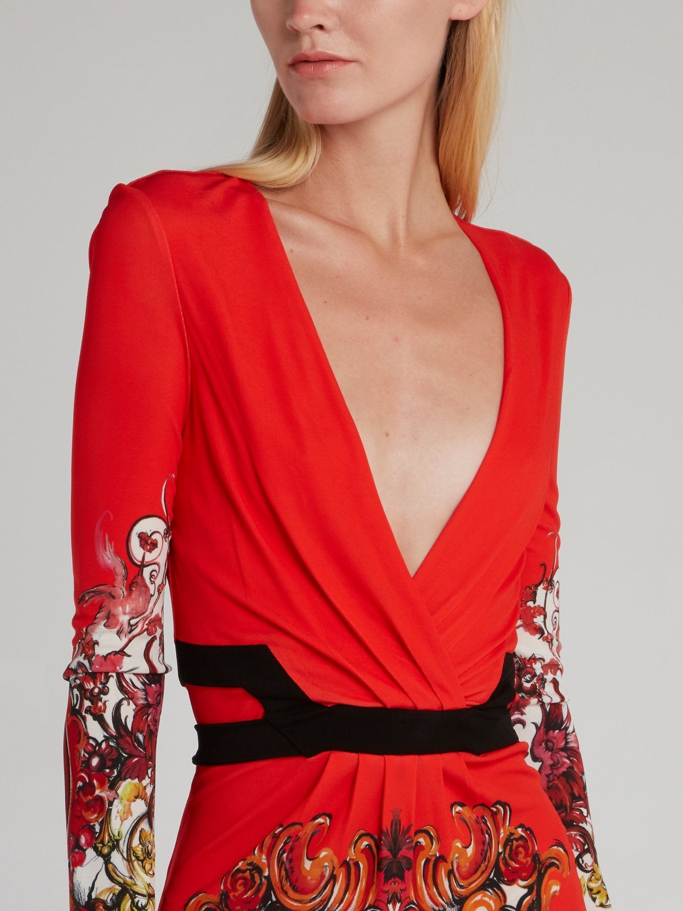 Красное платье с вырезом и запахом с цветочно-барочным принтом