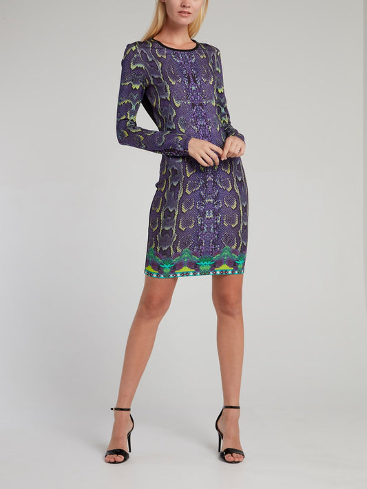 Фиолетовое платье-футляр с эффектом змеиной кожи